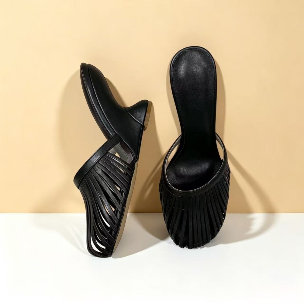 Women Shoes Mules - รองเท้าส้นสูงแบบสวมสำหรับผู้หญิง รุ่นซัมเมอร์ 2026 สายรัดแบบเมทัลลิก ตัดแต่งแบบเวดจ์ หัวกลม